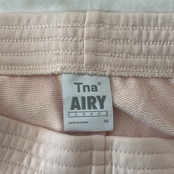Aritzia TNA airy fleece shorts - Picture 2 of 2